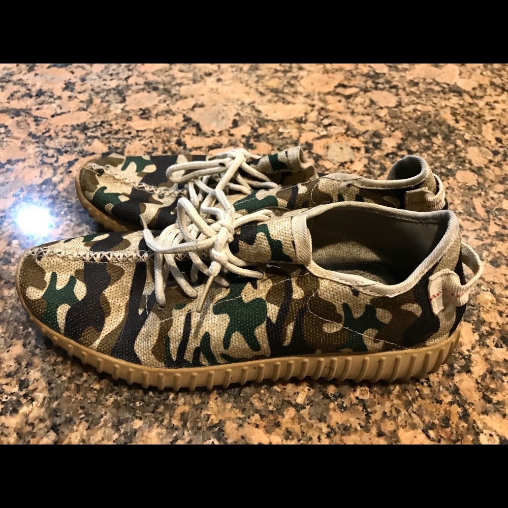 Camouflage shoes size 8.5 men’s.
Fair condition.